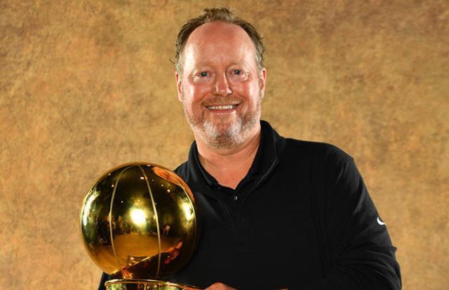 开云体育下载-雄鹿宣布与冠军教头续约3年 布登将继续带队冲冠